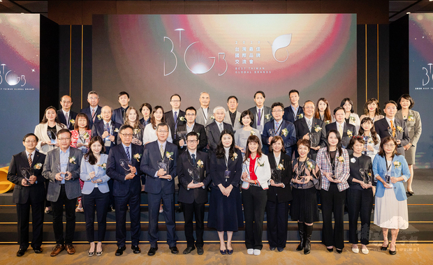2020台灣國際品牌價值於17日揭曉榜單，經濟部工業局陳佩利主任秘書(前排左七)與台灣最佳國際品牌企業代表合影。