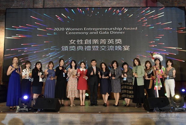 經濟部中小企業處何晉滄處長(圖中)與第九屆女性創業菁英獎得主共同合影。（經濟部提供）