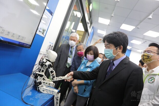 賴清德副總統24日上午前往臺中參訪「智慧製造試營運場域」及「全球智慧機械發展中心」