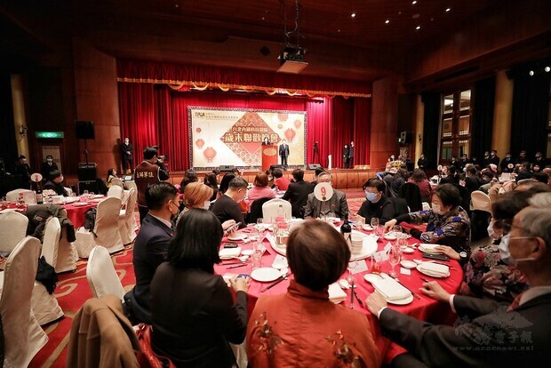 蔡英文總統13日晚間出席「台北內湖科技園區發展協會歲末聯歡晚會」