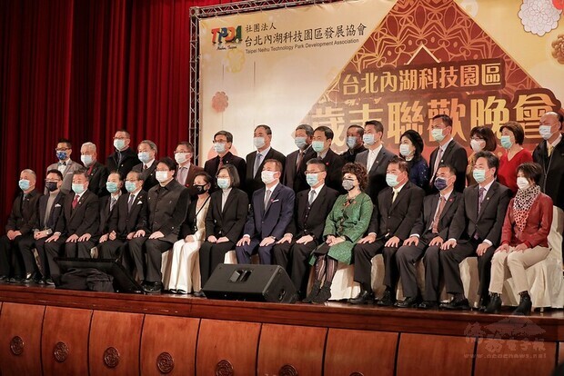 總統出席「台北內湖科技園區發展協會歲末聯歡晚會」，並合影