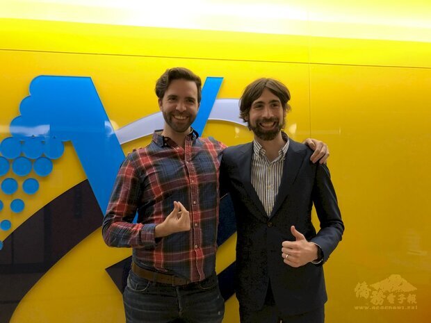 就業金卡持卡人、美國籍的孫逸安(Ian Sinnott)(左)及已歸化台灣的澳洲籍科技顧問田記禮(Tom Fifield)(右)，現在一同進駐國發會就業金卡辦公室，協助架設相關網頁。