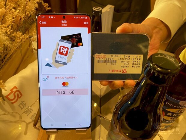 商家手機就是刷卡機，消費者只要拿出信用卡或感應式的行動支付，輕拍商家手機就能完成交易。