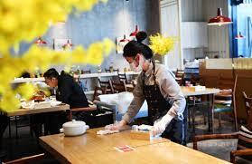 餐飲業受武漢肺炎疫情衝擊，2020年12月營收微幅衰退0.6%。