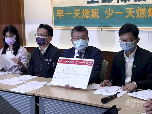 立法院副院長蔡其昌率民進黨中部立委拋出「中火燃煤除役時間表」列入中央政府總預算案的主決議。