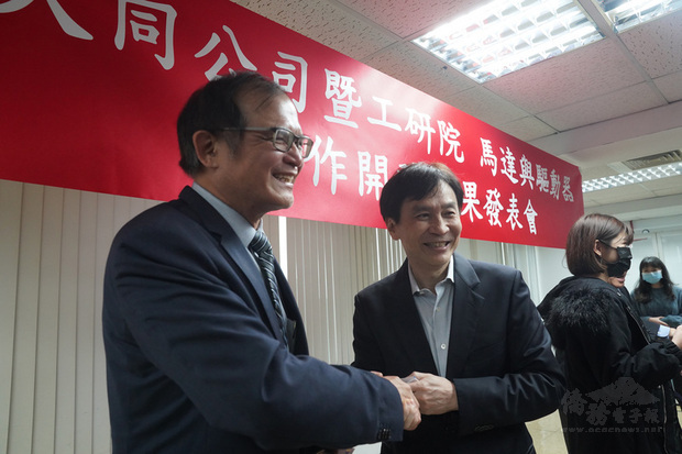 工研院攜手大同公司成功開發國內首個國產電動巴士動
力系統,整合堪稱電動車心臟與大腦的馬達和驅動器,有助提升電動巴士性能與效率,28日在台北舉行相關成果發表,大同總經理鍾依文(左2)與工研院機械與機電系統研究所所長胡竹生(左)握手致意。