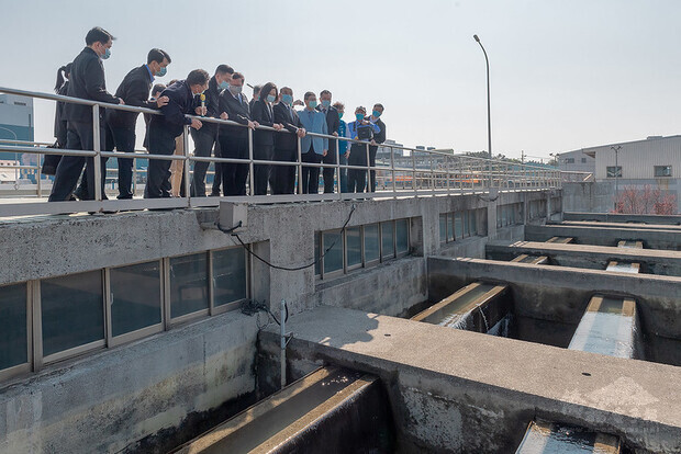 蔡英文總統今(1)日上午前往桃園視察「桃園新竹備援管線工程」