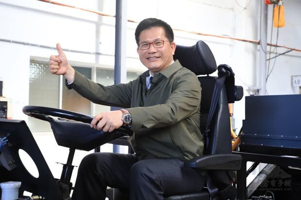 交通部長林佳龍親自體驗國產電巴。