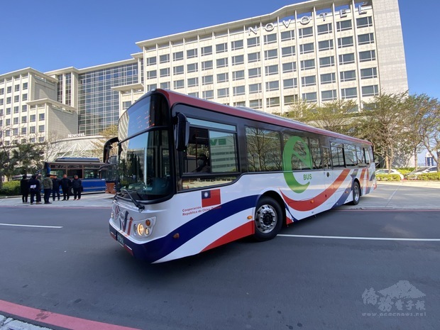 去年11月首度通過「電動大客車示範計畫」審查的「華德動能科技」以及「成運汽車」在諾富特飯店停車場上，展出它們集合眾多本土團隊自主研發的國產電動大客車。