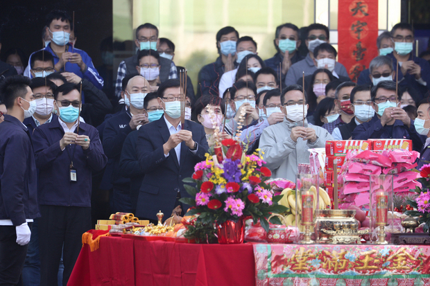 鴻海集團在新北市土城總部舉行開工典禮,董事長
劉揚偉(前排左2)率公司主管及員工拿香祭拜祈福。