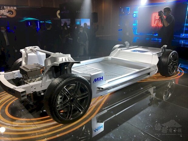 鴻海去年10月推出MIH電動車平台，強調軟體定義的開放生態，目標打進蘋果Apple Car生態系。 (圖：中央社)