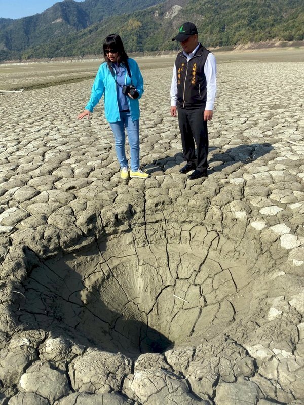 近期曾文溪河床乾裂成塊狀,有民眾在曾文水庫上游的嘉義縣大埔鄉湖濱公園旁拍到最大有直徑逾2公尺的大小坑洞,讓地方民眾嘖嘖稱奇。(鄭榮文提供)