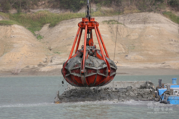 近日民眾在嘉義縣大埔鄉湖濱公園旁發現數十個大小不一的坑洞,南區水資源局曾文水庫管理中心指出,這是採用水運圓型抓斗清淤留下的痕跡,隨著水庫水位降低而曝光。(南水局提供)