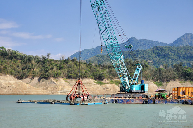 曾文水庫集水區民國109年降雨量少,南區水資源局把握枯水期持續以全面多元方式加速清淤,增加抽泥及水運抓斗方式。(南區水資源局提供)
