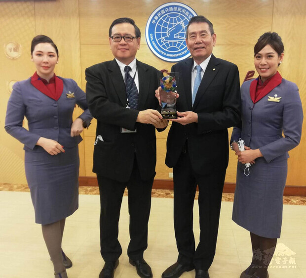 民航局舉辦「金翔獎」頒獎典禮，華航獲得「
國際及兩岸定期航線－全服務航空組」評鑑第一名，董
事長謝世謙（右2）代表領獎。
