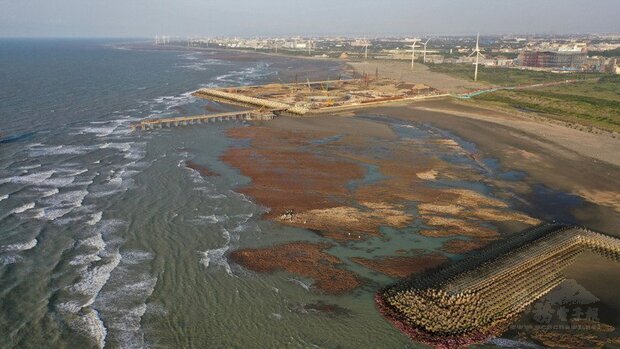 由環團與桃園在地居民共同發起的搶救藻礁公投連署, 突破安全門檻,圖為中油三接站在大潭藻礁持續施工。(資料照片/環團提供)