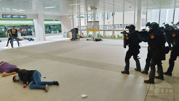 台中市警察局與台中捷運公司5日在中捷綠線市政府站
進行反恐維安暨多重災害演練，模擬炸彈爆炸及挾持人
質等實境。