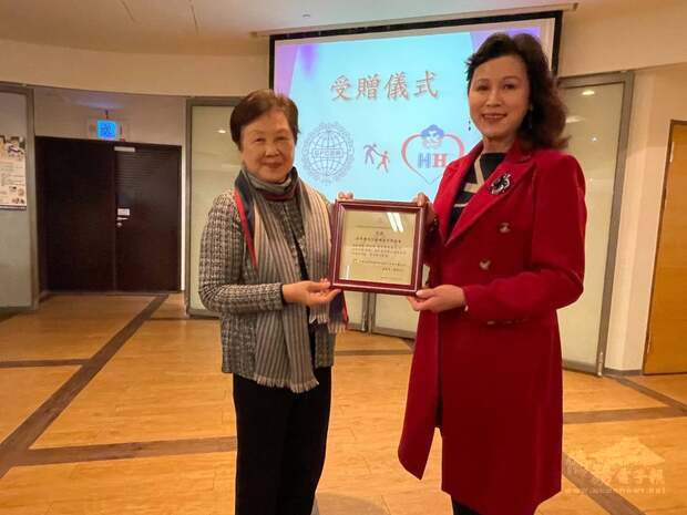 世界華人工商婦女企管協會總會長陳阡蕙(右1)接受婦女聽覺健康基金會董事長張培士感謝狀