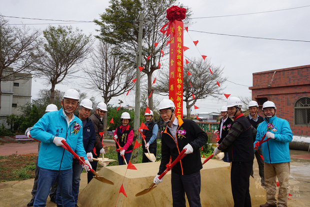 金門縣金沙鎮后水頭社區活動中心新建工程動土,
預計2022年5月完工。縣長楊鎮浯(左)表示,活動中
心落成後,社區共餐和關懷據點將逐一實現。