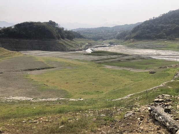 旱象嚴峻,苗栗縣境內最大水庫鯉魚潭水庫蓄水率僅剩不到15%,連以往未曾「見底」的淹沒區都已乾涸長草。 (圖:中央社)