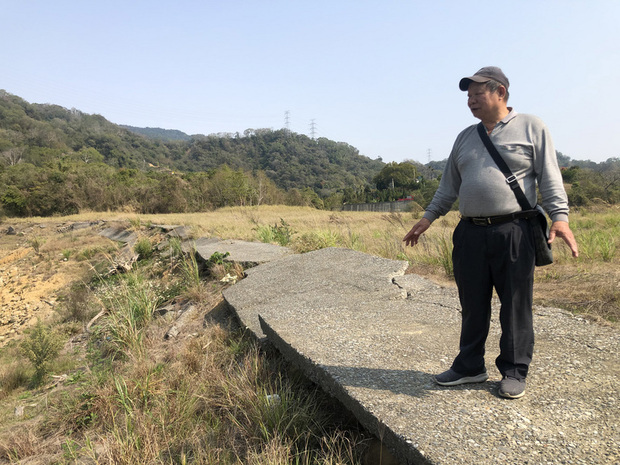 苗栗縣鯉魚潭水庫缺水嚴重,住在水庫附近多年民眾走進罕見見底的「淹沒區」指出,腳下所踩的舊農路、早期便橋、房舍殘磚等,以往不曾露出水面。 (圖:中央社)