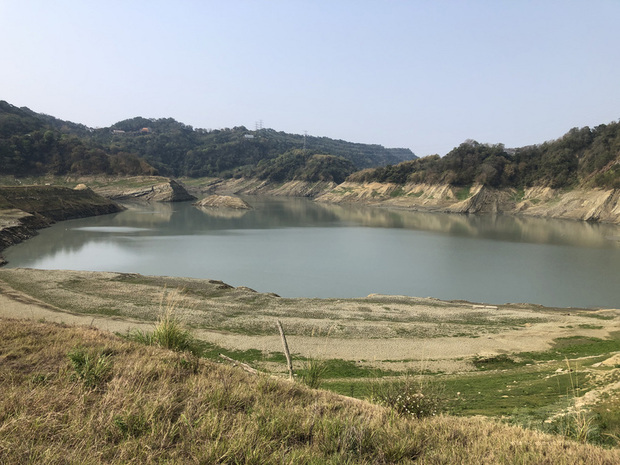 鯉魚潭水庫為供應台中及苗栗地區用水的重要水庫之一,近期水情嚴峻,水庫水位創新低,中水局除密集召開抗旱會議滾動檢討各項水源調度與應變措施,並把握低水位期間清淤,增加水庫蓄水空間。 (圖:中央社)