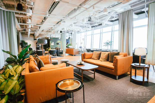 台北101辦公大樓在35樓打造共享空間SKY PARK，開放
給大樓120家租戶、約1萬3000名上班族使用，希望為租
戶創造在住家與公司之外的「第三空間」，將大樓營造
為「垂直社區」。（台北101提供）