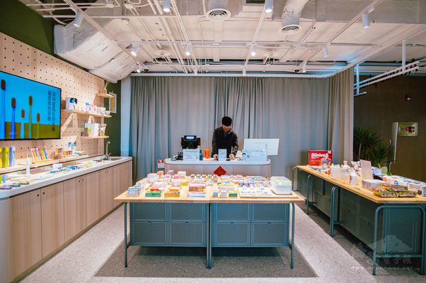 位在台北101辦公大樓35樓的SKY PARK除了提供大樓租
戶休息、用餐、交流的公共區域，也設有便利商店、乾
洗店、藥局、牙醫等。（台北101提供）