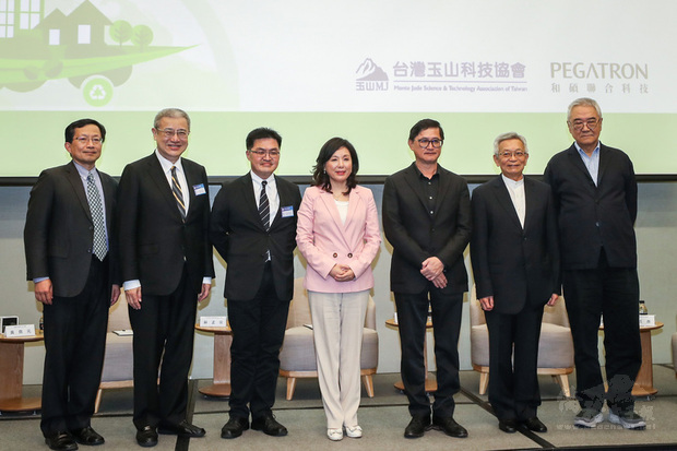「2021玉山和碩科技論壇：全球電動車發展趨勢與未來商機」16日在台北舉行，台灣玉山科技協會理事長李紀珠（中）、和碩董事長童子賢（右3）、和大董事長沈國榮（右2）、中磊電子董事長王伯元（右）、和碩車用電子部總經理賴哲彥（左3）、藍濤亞洲總裁黃齊元（左2）、工研院產業科技國際策略發展所所長蘇孟宗（左）等出席與會。