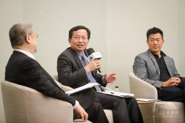 台灣玉山科技協會與和碩科技16日舉辦「全球電動車發展趨勢與未來商機論壇」,工研院產科國際所所長蘇孟宗(中)會中點出台灣發展電動車的4項機會,並預估20年後求電動車產值將是智慧手機的2.3倍,電動車銷量在2035到2040年間有機會超越燃油車,若台灣能抓住大方向,就能少走一些冤枉路。