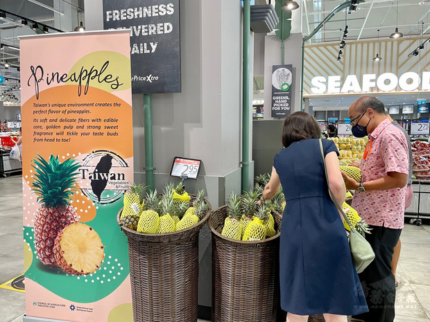台灣鳳梨拓銷新加坡，當地多家連鎖超市業者規劃陸續引進，一家超市業者18日開始販售台灣鳳梨。此圖攝於110年3月18日。(中央社提供)