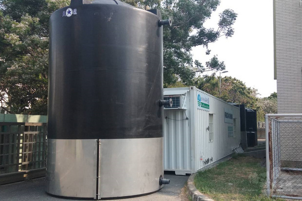 台南市水利局指出,首座貨櫃式RO淨水設備已於20日運
抵樹谷園區污水處理廠,目前正全力加速設備組裝及管
線布設作業,預估3月底前可完成調整測試及淨化後水
質檢驗作業。
(台南市水利局提供)