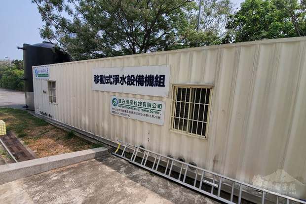 台南市政府向經濟部水利署爭取設置大型移動式RO淨水
設備,廠商已將設備運至樹谷園區污水處理廠,正
加速設備組裝作業,預計3月底前可開始運作。
(台南市水利局提供)