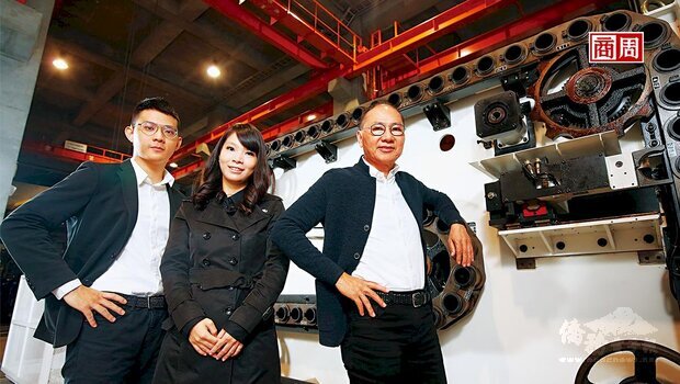 吉輔企業董事長劉興榮(右1) 。