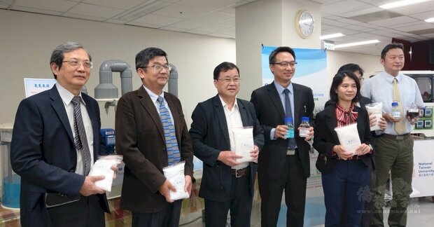 環保署與國內大專院校團隊合作研發處理廢污水新技術。