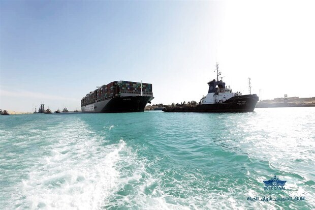 埃及法院下令扣押長賜輪（左），長榮持續協助船東儘速與蘇伊士運河管理局達成和解協議。