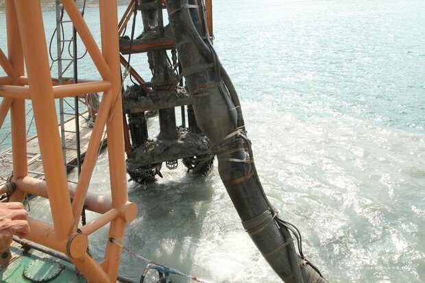 經濟部水利署南區水資源局利用曾文水庫處於低水位，持續加強清淤，目前清淤主力為兩艘已架設完成的抽泥船，船上機具並不多見，南水局特別邀請媒體參訪，公開外界較不了解的機具及清淤工法。