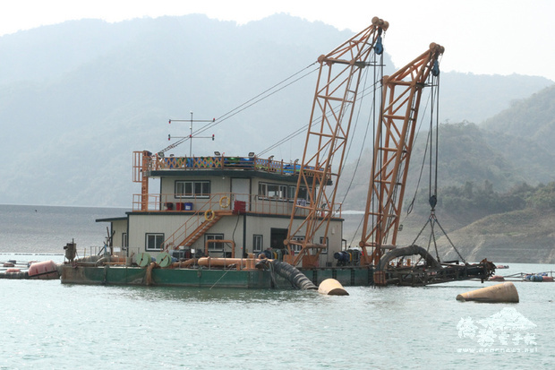 抽泥船為目前清淤主力，每艘每日最大抽泥量為約1萬立方公尺。
