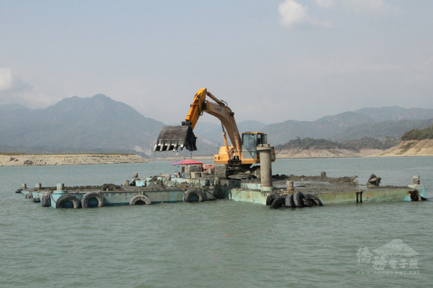 南水局指出，在中游淺水處會以挖土機組執行湖面陸挖，再以船運方式將土砂運至大壩，透過管線送到下游河道暫置區。