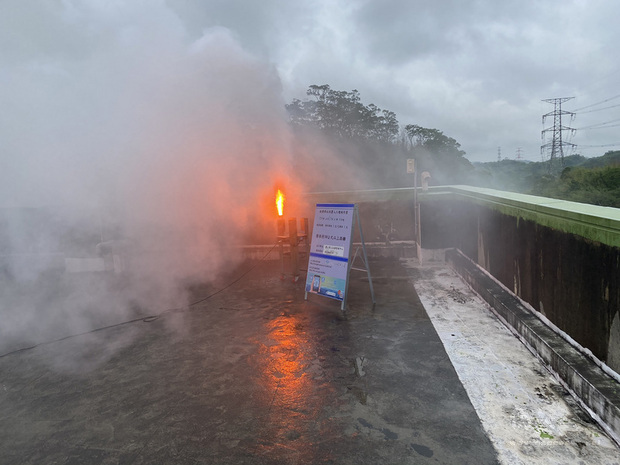 經濟部水利署北區水資源局配合氣候條件，17日上午在新竹縣寶山第二水庫實施放增雨焰劑，盼增加降雨，為水庫帶來更多進帳。（北水局提供）