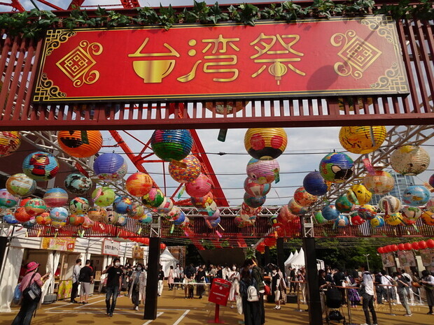東京鐵塔台灣祭（美食活動）原訂4月16日至5月16日舉辦，期間銷售8萬個台灣金鑽鳳梨，但受日本再度發布「緊急事態宣言」影響，台灣祭26日起停辦。