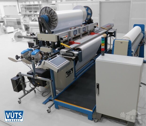 紡織產業綜合研究所攜手捷克VÚTS公司研發全球首台DIFA高間距噴氣織機（圖），生產的高間距立體織物可用於海上用品、急難救援等。（圖取自VÚTS公司網頁vuts.cz）