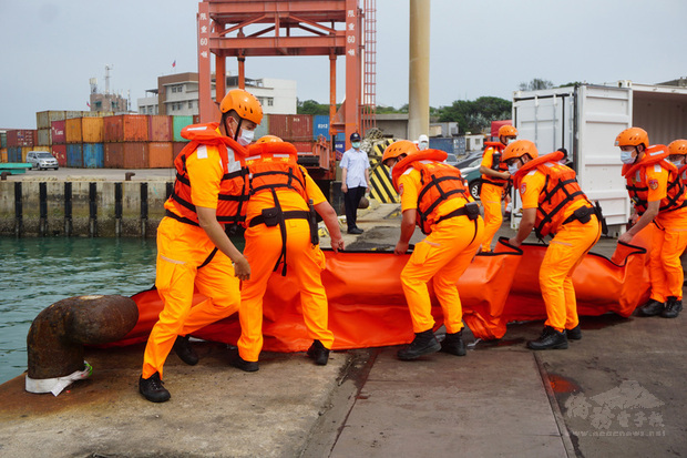 金門縣舉行災害防救演習,模擬油輪進行油料輸送作業時引發海洋油污染事件,相關應變單位啟動通報、海上污染評估與圍欄、岸際污染物沖洗與回收及環境監測等應變措施。