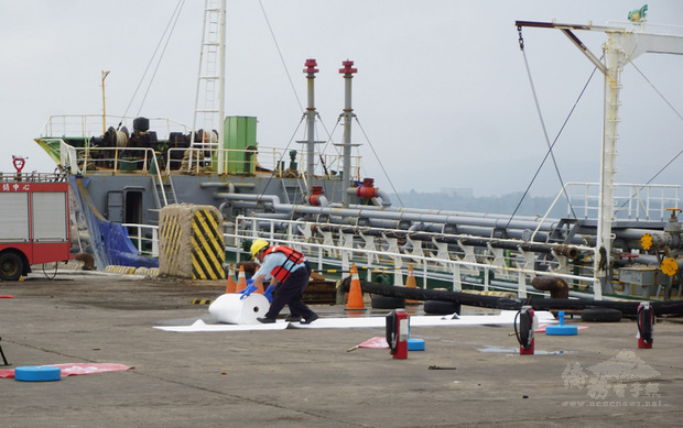 金門縣舉行災害防救演習,主軸設定為料羅港區輸油作業過程油污外洩,應變單位啟動各式應變措施,同時模擬人員應變過程不慎落海,啟動救援等。金門縣消防局表示,這是一場複合性災害防救演練,演練過程逼真順利。