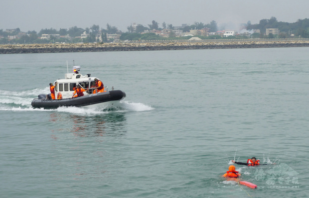 金門地區舉行災害防救演習,模擬油輪進行油料輸送作業時引發海洋油污染事件,展開一連串應變措施以防海洋油污擴散;過程中並模擬人員不慎落海,緊急啟動救援等。