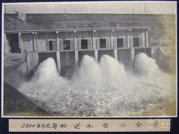 嘉南大圳開工滿百年，是日治時期至今少數僅存仍在運作的大型水利設施。圖為台南烏山頭水庫送水口放水時的老照片，曾有「珊瑚飛瀑」的美稱。（台南市政府提供）