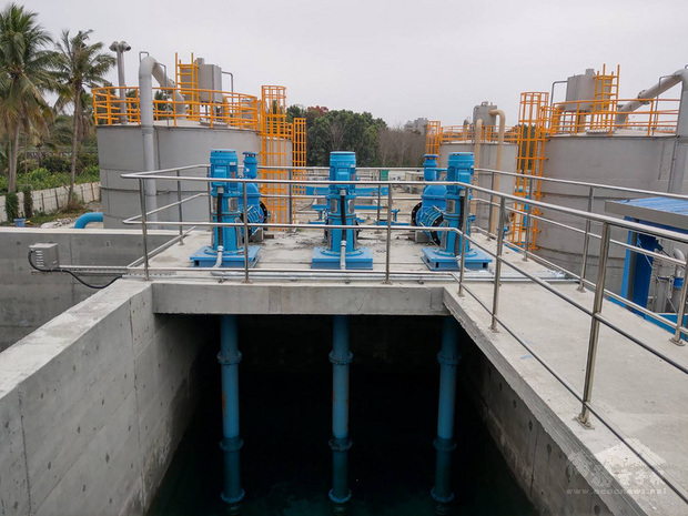 屏東縣政府表示,縣內自來水供水普及率終於突破6成,同時為因應自來水管線末端水源不足,既有供水系統已逐漸趨於飽和,再加上需供應日益增加申裝的自來水用戶,縣府與台灣自來水公司積極尋找與開發自來水水源,以確保未來供水穩定。(屏東縣政府提供)