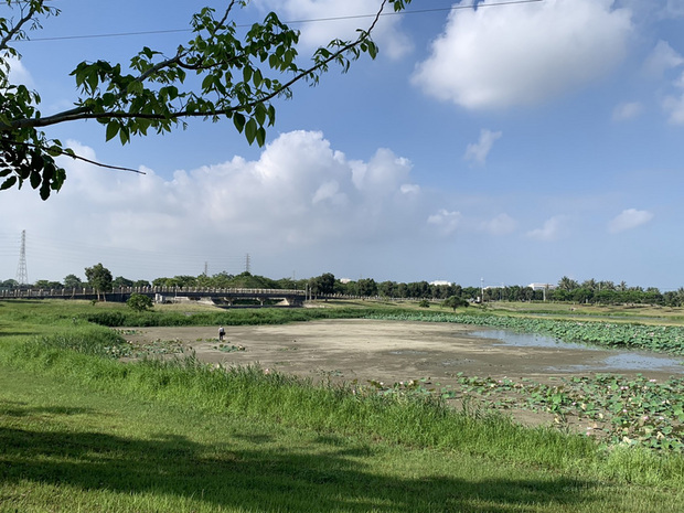 高雄市政府水利局整備全市16處滯洪池並排空,以因應即將到來的汛期,目前滯洪池的水位都已降到低水位,以備蓄洪。