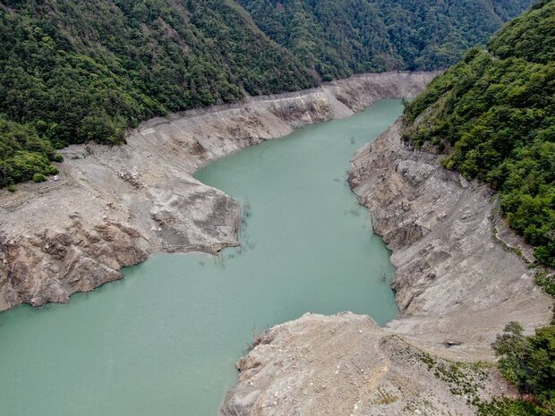 中台灣旱象持續，德基水庫水位來到1325.95公尺，水庫蓄水率3%，再創47年來水位新低，水庫集水區可見河床裸露情形嚴重。
