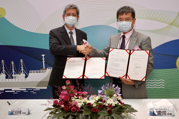合作備忘錄，宣布雙方將建置國家級「國際海事公約資訊平台」，由航港局長葉協隆（左）及高科大校長楊慶煜（右）代表簽署。